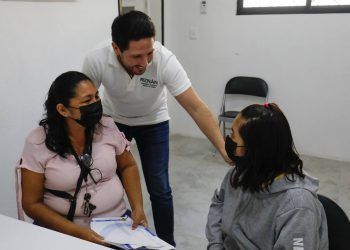 Atiende Renán Sánchez a cozumeleños en su Casa de Gestión Ciudadana