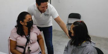 Atiende Renán Sánchez a cozumeleños en su Casa de Gestión Ciudadana