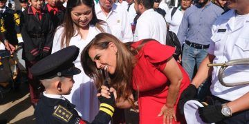 Abandera Mara Lezama a escuelas de nueva creación, en Chetumal