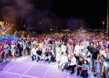 Mara Lezama comparte alegría y diversión en carnaval de Cancún