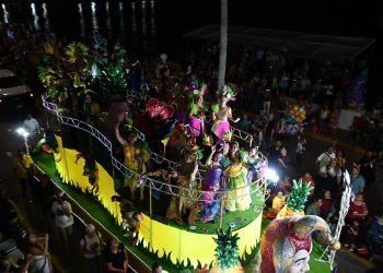Mara Lezama vive la alegría del carnaval con cozumeleños