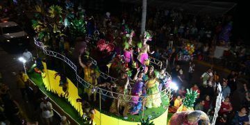 Mara Lezama vive la alegría del carnaval con cozumeleños