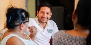 Renán Sánchez “al pie del cañón”; escucha y atiende a los cozumeleños