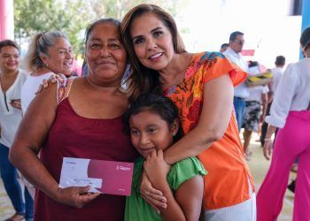 Entrega mano en mano Mara Lezama tarjetas “Mujer es Vida”