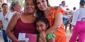 Entrega mano en mano Mara Lezama tarjetas “Mujer es Vida”