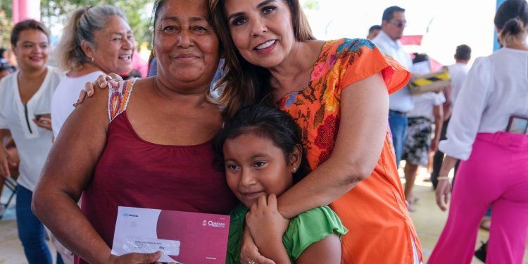 Entrega mano en mano Mara Lezama tarjetas “Mujer es Vida”