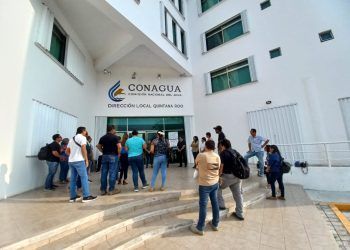 Se manifiestan trabajadores de la Comisión Nacional del Agua en Chetumal
