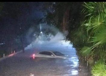 Ante abandono del Ayuntamiento, lluvia colapsa Playa del Carmen