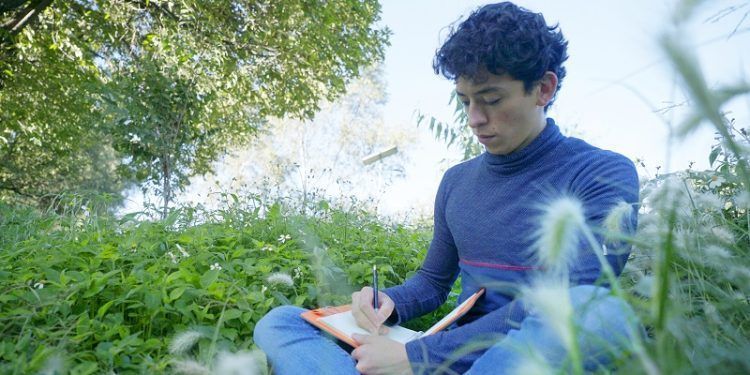 Para los jóvenes, la apariencia física, inseguridad personal y la falta de oportunidades son los factores principales que dificultan su acceso a un empleo