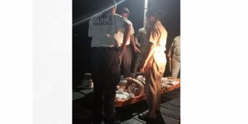 Personal naval realiza evacuación médica de una persona en costas de Quintana Roo
