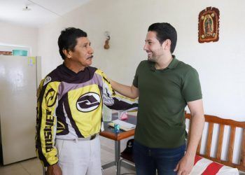 El diputado Renán Sánchez se mantiene cercano a los cozumeleños con visitas a sus hogares