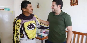 El diputado Renán Sánchez se mantiene cercano a los cozumeleños con visitas a sus hogares