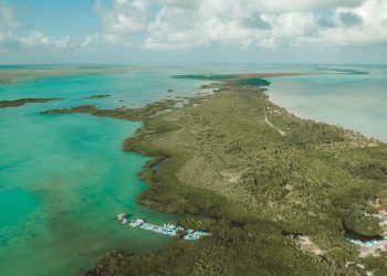 Miles de vacacionistas llegan a Tulum a vivir las bellezas del Caribe Maya