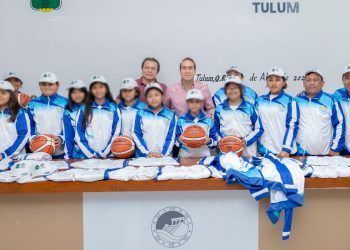 Diego Castañón entrega uniformes y artículos deportivos a estudiantes de escuela Ford 198