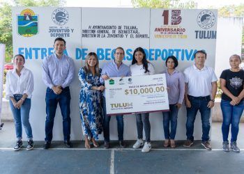 Diego Castañón entrega becas deportivas municipales a Tulumnenses