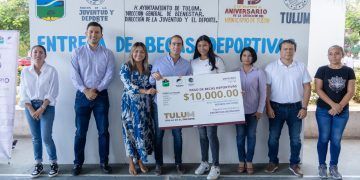 Diego Castañón entrega becas deportivas municipales a Tulumnenses