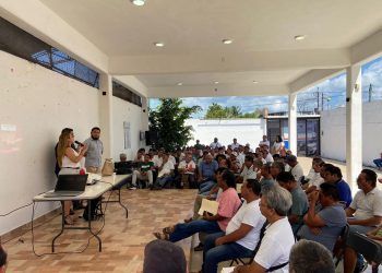 Imparten curso en OPB a operadores de taxis