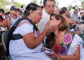 Mara Lezama entregó apoyos directos para transformar viviendas de familias cozumeleñas