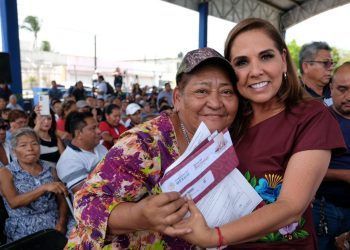 Mara Lezama entrega tarjetas para que 476 familias transformen sus viviendas