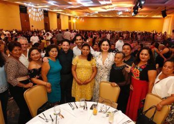 Celebra Estefanía Mercado a cientos de maestras y maestros de Solidaridad