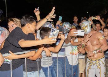 ANIVERSARIO: Multitudinaria asistencia en espectáculo de lucha libre en Tulum