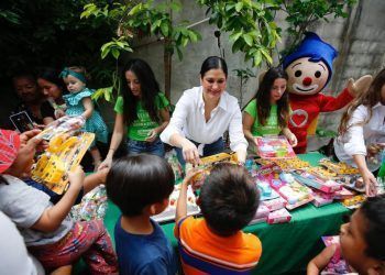 Celebra Estefanía Mercado a cientos de niñas y niños en su día