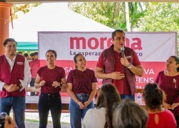 Se viste de guinda: Ana Paty Peralta acude a reunión de Morena en Cancún