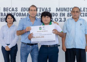 Cumple Diego Castañón con la entrega de Becas Educativas Municipales