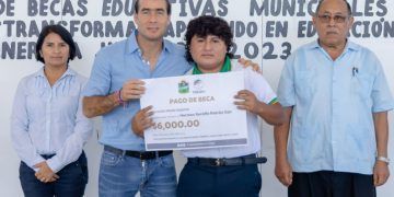 Cumple Diego Castañón con la entrega de Becas Educativas Municipales