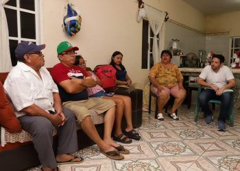 Atiende Renán Sánchez a vecinos de la colonia CTM en Cozumel