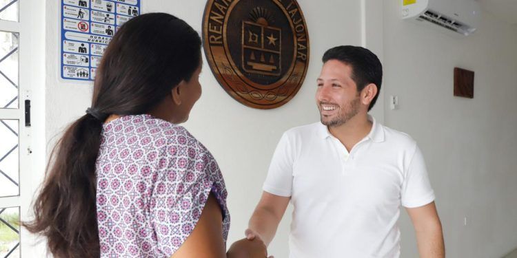 Atiende Renán Sánchez a cozumeleños en su casa de gestión