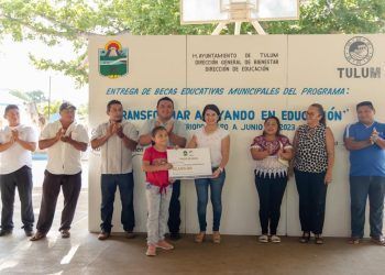 Gobierno de Diego Castañón cumple con becas educativas municipales