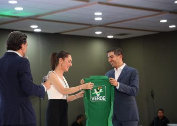 Paco Elizondo viste de verde a Sheinbaum