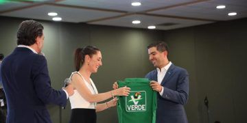 Paco Elizondo viste de verde a Sheinbaum