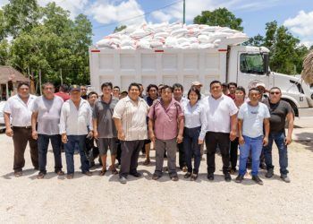 Entregan fertilizantes a productores de Tulum