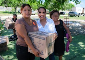 Mara Lezama supervisa entrega de paquetes alimentarios “Comemos Tod@s” en Cancún