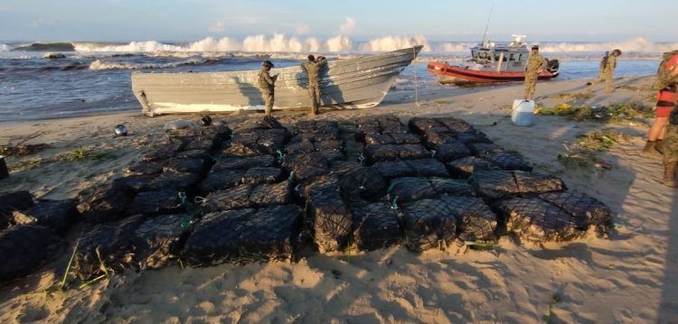 Marina asegura tres embarcaciones menores con más de 2.4 toneladas de cocaína