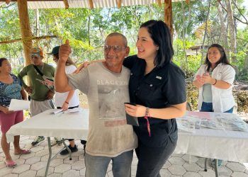 Cumple Estefanía Mercado, entrega lentes a personas de escasos recursos en Playa del Carmen