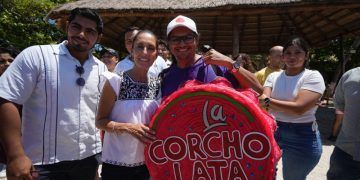 Claudia Sheinbaum se reúne con artistas, líderes sindicales y ambientalistas de Ciudad del Carmen