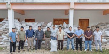 Entrega Diego Castañón pollinaza a 80 familias de la Zona Maya