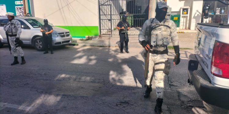 Rescatan a 20 niñas, niños y adolescentes durante un cateo realizado en una cuartería de Playa del Carmen; hay dos detenidos