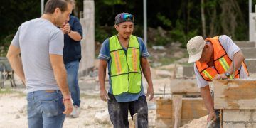 Tulum: Diamante de béisbol de Akumal tiene un avance del 35%