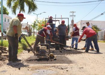 Yensunni Martínez asiste a los inicios de trabajos de bacheo en la avenida Venustiano Carranza