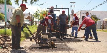 Yensunni Martínez asiste a los inicios de trabajos de bacheo en la avenida Venustiano Carranza