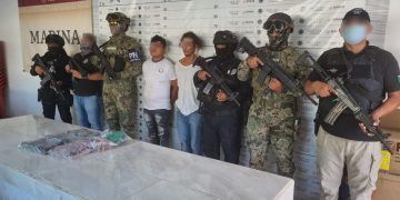 Detienen a dos sujetos por narcomenudeo y portación de armas de fuego en Tulum