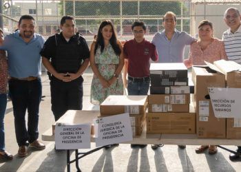 Diego Castañón entrega nuevos equipos para mejorar trámites y servicios en el Ayuntamiento de Tulum