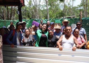 Cumple Estefanía Mercado compromiso, lleva láminas a familias de bajos recursos en Playa del Carmen