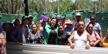 Cumple Estefanía Mercado compromiso, lleva láminas a familias de bajos recursos en Playa del Carmen
