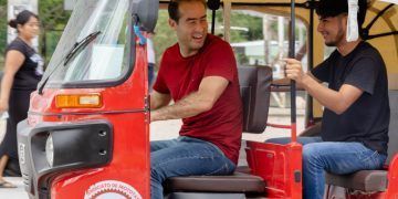 Diego Castañón inaugura sitio exclusivo de mototaxis en Francisco Uh May