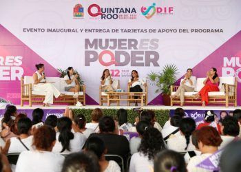 Entrega Mara Lezama primeras tarjetas de Mujer Es Poder